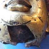 Großer feuervergoldeter Kopf des Buddha aus Bronze auf einem Holzstand - фото 13