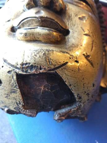 Großer feuervergoldeter Kopf des Buddha aus Bronze auf einem Holzstand - Foto 13