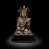 Bronze des Guanyin auf einem Lotos mit Resten von Vergoldung - photo 1