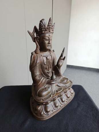 Bronze des Guanyin auf einem Lotos mit Resten von Vergoldung - Foto 3