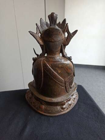 Bronze des Guanyin auf einem Lotos mit Resten von Vergoldung - photo 4