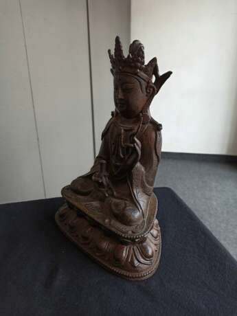 Bronze des Guanyin auf einem Lotos mit Resten von Vergoldung - фото 5