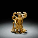 Feuervergoldete Bronze eines stehenden Weltenwächters in eine prächtige Rüstung mit Schalbändern gekleidet - Foto 1
