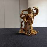 Feuervergoldete Bronze eines stehenden Weltenwächters in eine prächtige Rüstung mit Schalbändern gekleidet - Foto 2