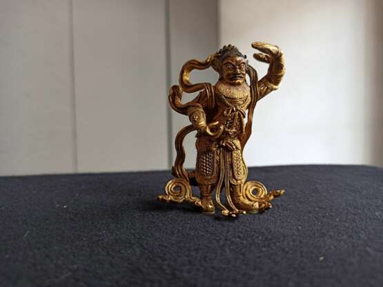 Feuervergoldete Bronze eines stehenden Weltenwächters in eine prächtige Rüstung mit Schalbändern gekleidet - фото 2
