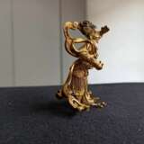 Feuervergoldete Bronze eines stehenden Weltenwächters in eine prächtige Rüstung mit Schalbändern gekleidet - photo 3