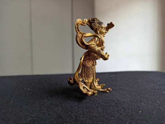 Feuervergoldete Bronze eines stehenden Weltenwächters in eine prächtige Rüstung mit Schalbändern gekleidet - Foto 3
