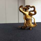 Feuervergoldete Bronze eines stehenden Weltenwächters in eine prächtige Rüstung mit Schalbändern gekleidet - Foto 4