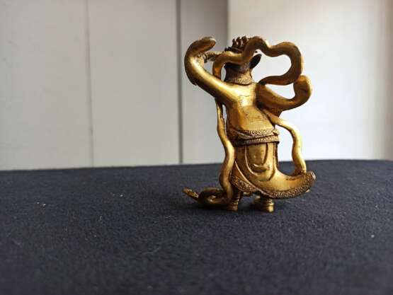 Feuervergoldete Bronze eines stehenden Weltenwächters in eine prächtige Rüstung mit Schalbändern gekleidet - photo 4