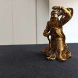 Feuervergoldete Bronze eines stehenden Weltenwächters in eine prächtige Rüstung mit Schalbändern gekleidet - фото 5