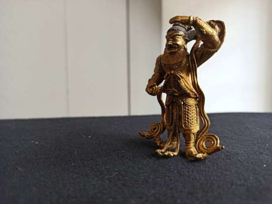 Feuervergoldete Bronze eines stehenden Weltenwächters in eine prächtige Rüstung mit Schalbändern gekleidet - photo 5