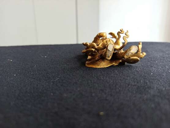 Feuervergoldete Bronze eines stehenden Weltenwächters in eine prächtige Rüstung mit Schalbändern gekleidet - photo 6