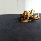 Feuervergoldete Bronze eines stehenden Weltenwächters in eine prächtige Rüstung mit Schalbändern gekleidet - Foto 6