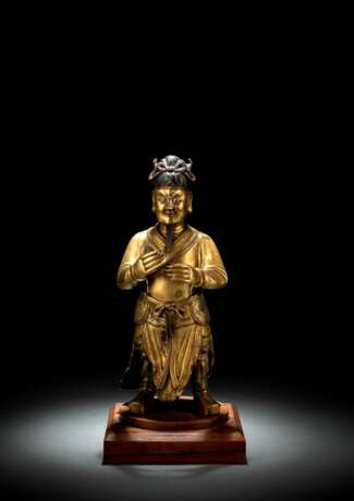 Feuervergoldete Bronze des Guan Ping auf einem Holzstand montiert - Foto 1