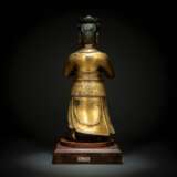 Feuervergoldete Bronze des Guan Ping auf einem Holzstand montiert - фото 2
