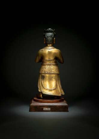 Feuervergoldete Bronze des Guan Ping auf einem Holzstand montiert - photo 2