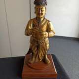Feuervergoldete Bronze des Guan Ping auf einem Holzstand montiert - Foto 3