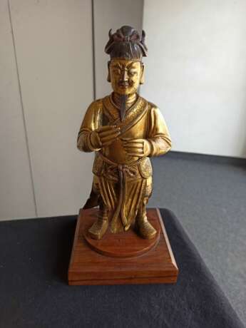 Feuervergoldete Bronze des Guan Ping auf einem Holzstand montiert - photo 3