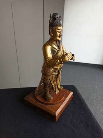 Feuervergoldete Bronze des Guan Ping auf einem Holzstand montiert - Foto 4