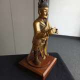 Feuervergoldete Bronze des Guan Ping auf einem Holzstand montiert - photo 4