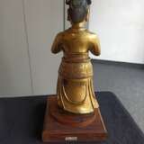 Feuervergoldete Bronze des Guan Ping auf einem Holzstand montiert - photo 5