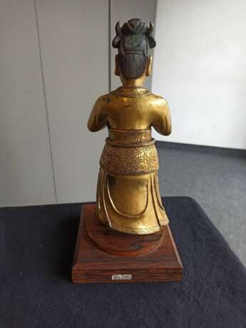Feuervergoldete Bronze des Guan Ping auf einem Holzstand montiert - Foto 5