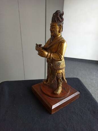 Feuervergoldete Bronze des Guan Ping auf einem Holzstand montiert - Foto 6