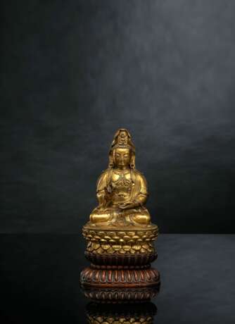 Feine und seltene feuervergoldete Bronze des Guanyin auf einem Lotosthron über einem Holzsockel Lotosform - photo 1