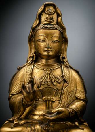 Feine und seltene feuervergoldete Bronze des Guanyin auf einem Lotosthron über einem Holzsockel Lotosform - Foto 4