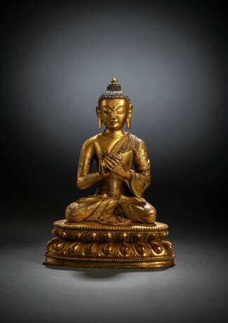 Feine und seltene feuervergoldete Bronze des Buddha Shakyamuni in ein prächtig dekoriertes Gewand gekleidet - photo 1