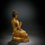 Feine und seltene feuervergoldete Bronze des Buddha Shakyamuni in ein prächtig dekoriertes Gewand gekleidet - фото 2