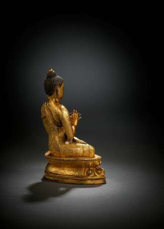 Feine und seltene feuervergoldete Bronze des Buddha Shakyamuni in ein prächtig dekoriertes Gewand gekleidet - Foto 2