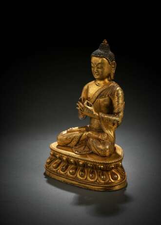 Feine und seltene feuervergoldete Bronze des Buddha Shakyamuni in ein prächtig dekoriertes Gewand gekleidet - photo 3