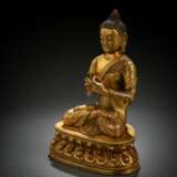 Feine und seltene feuervergoldete Bronze des Buddha Shakyamuni in ein prächtig dekoriertes Gewand gekleidet - Foto 3