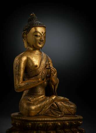 Feine und seltene feuervergoldete Bronze des Buddha Shakyamuni in ein prächtig dekoriertes Gewand gekleidet - Foto 4