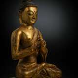 Feine und seltene feuervergoldete Bronze des Buddha Shakyamuni in ein prächtig dekoriertes Gewand gekleidet - photo 4
