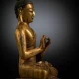 Feine und seltene feuervergoldete Bronze des Buddha Shakyamuni in ein prächtig dekoriertes Gewand gekleidet - Foto 5