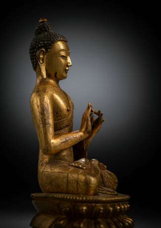 Feine und seltene feuervergoldete Bronze des Buddha Shakyamuni in ein prächtig dekoriertes Gewand gekleidet - Foto 5