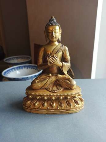 Feine und seltene feuervergoldete Bronze des Buddha Shakyamuni in ein prächtig dekoriertes Gewand gekleidet - фото 6