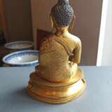 Feine und seltene feuervergoldete Bronze des Buddha Shakyamuni in ein prächtig dekoriertes Gewand gekleidet - фото 8