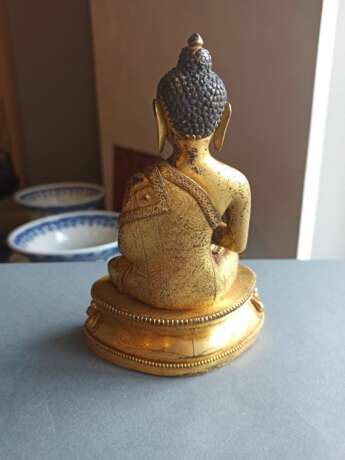 Feine und seltene feuervergoldete Bronze des Buddha Shakyamuni in ein prächtig dekoriertes Gewand gekleidet - photo 8
