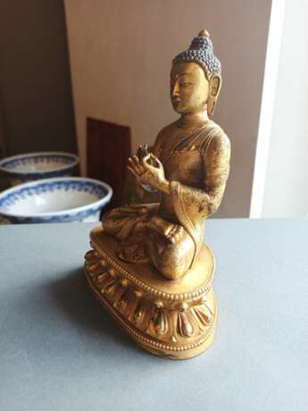 Feine und seltene feuervergoldete Bronze des Buddha Shakyamuni in ein prächtig dekoriertes Gewand gekleidet - фото 9