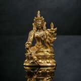 Feuervergoldete Bronze der Tara auf einem Lotos, eine Vase in der linken Hand haltend - фото 1