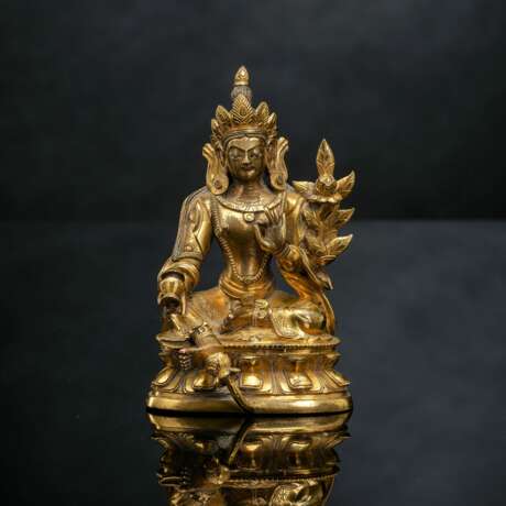 Feuervergoldete Bronze der Tara auf einem Lotos, eine Vase in der linken Hand haltend - Foto 1