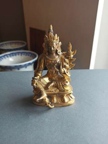 Feuervergoldete Bronze der Tara auf einem Lotos, eine Vase in der linken Hand haltend - фото 2