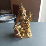 Feuervergoldete Bronze der Tara auf einem Lotos, eine Vase in der linken Hand haltend - Foto 2