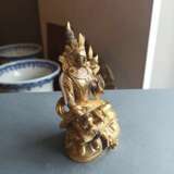 Feuervergoldete Bronze der Tara auf einem Lotos, eine Vase in der linken Hand haltend - Foto 3