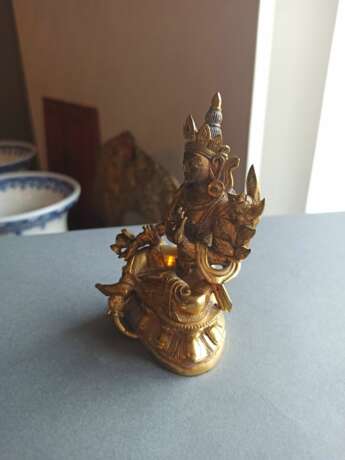 Feuervergoldete Bronze der Tara auf einem Lotos, eine Vase in der linken Hand haltend - фото 4