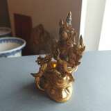 Feuervergoldete Bronze der Tara auf einem Lotos, eine Vase in der linken Hand haltend - photo 4