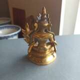 Feuervergoldete Bronze der Tara auf einem Lotos, eine Vase in der linken Hand haltend - фото 5